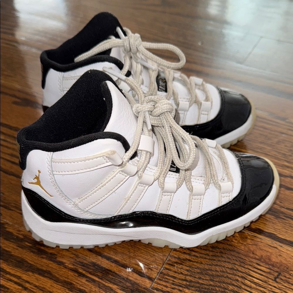 JORDAN 11 RETRO WHITE BLACK METALLIC GOLD SNEAKER 12C